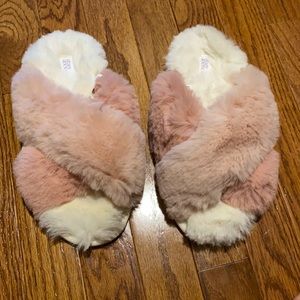 Cross cross slippers! Fuzzy, warm, barley worn